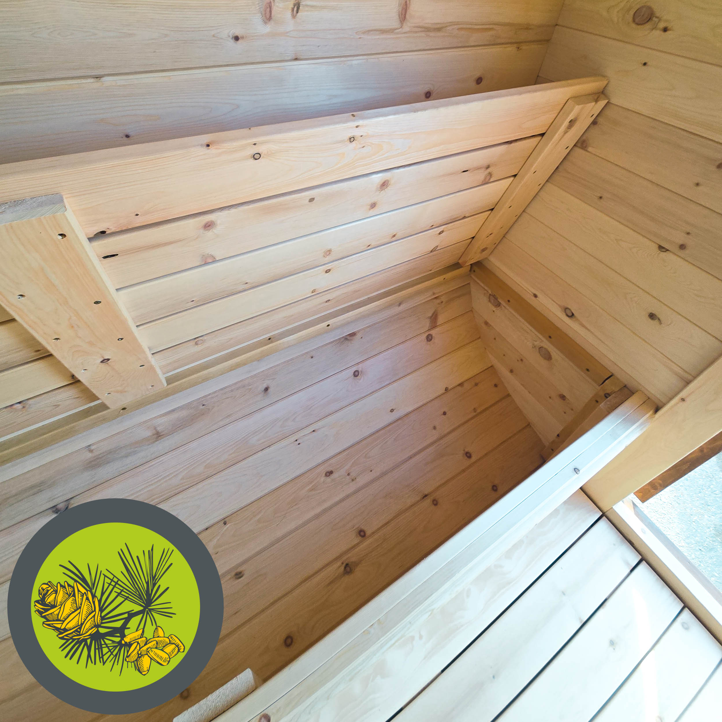 Рундук под лавкой