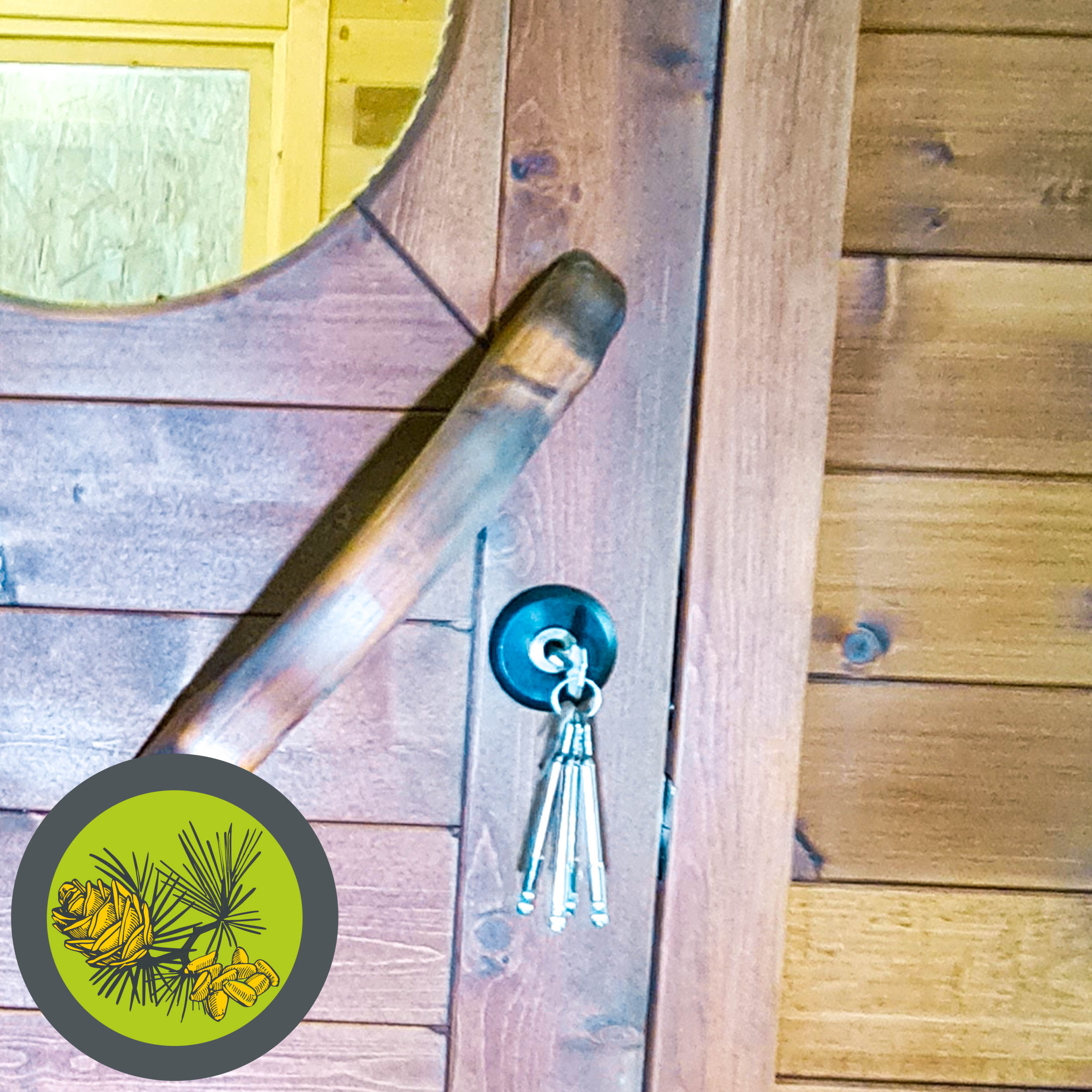 Накладной входной замок с щеколдой изнутри