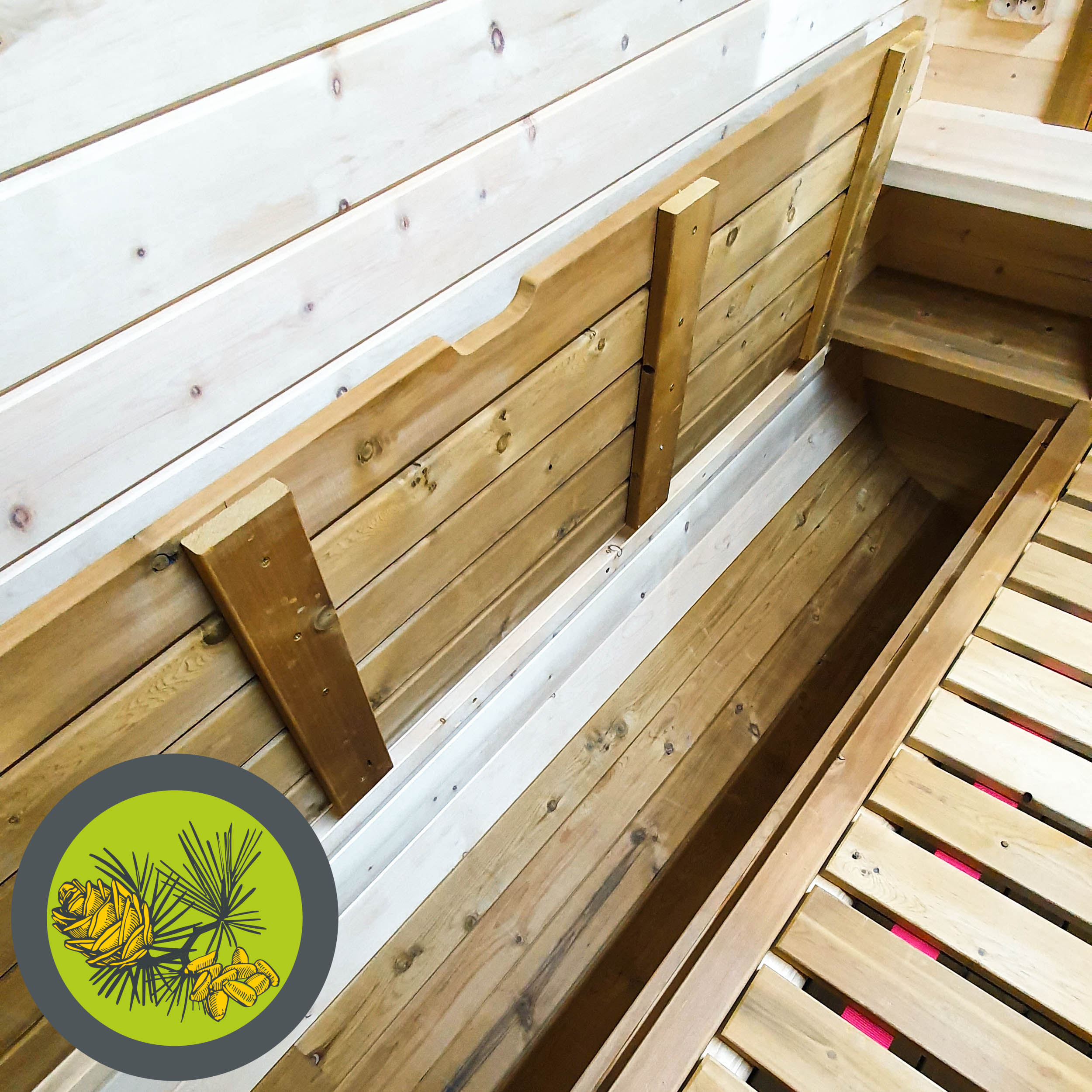 Рундук под лавкой