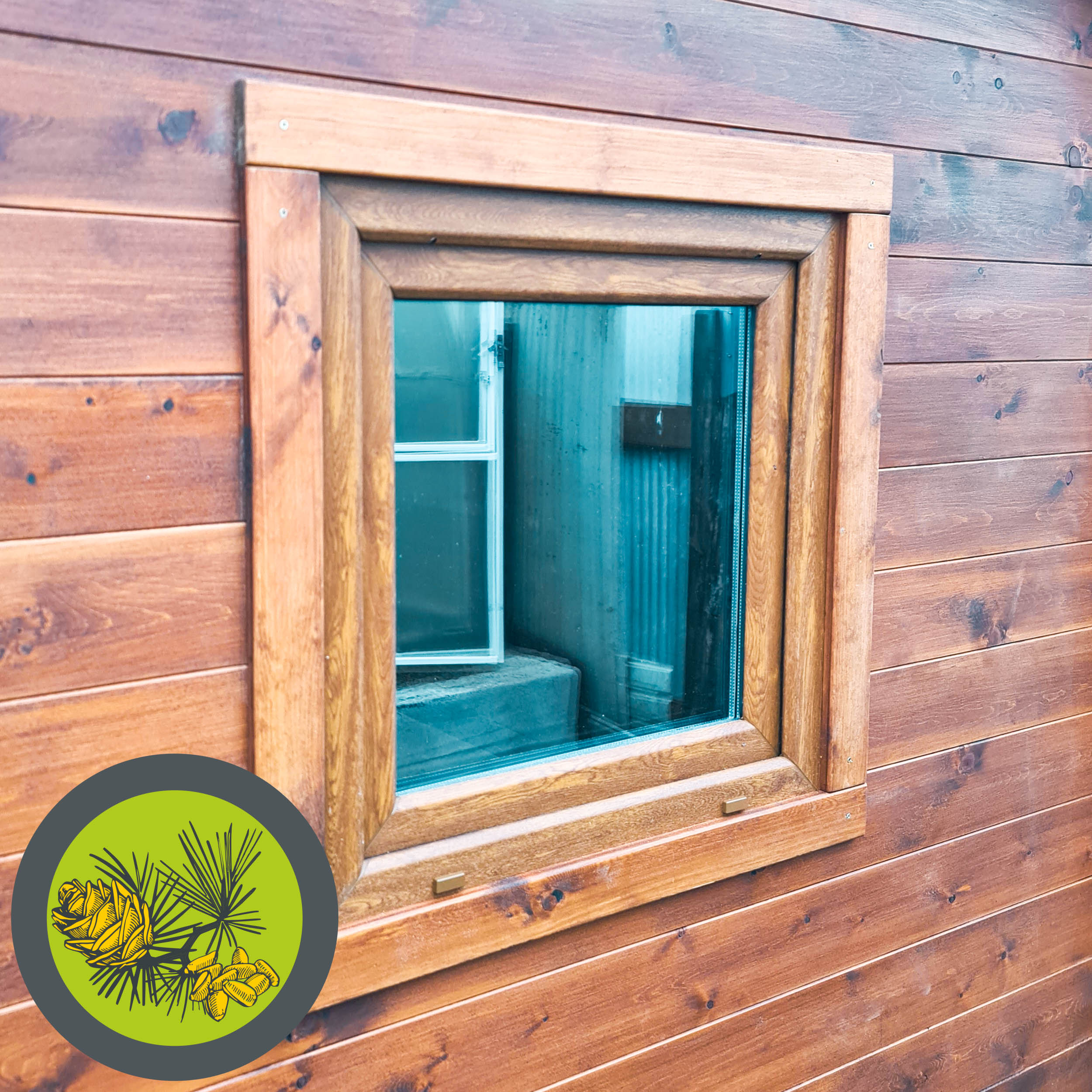 Окно пластик (золотой дуб/темный дуб) ~700х700